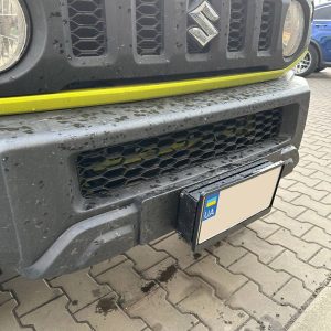 Відкидна рамка номерного знака для встановлення на клюз лебідки