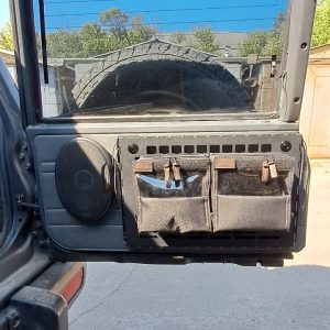 Відкидний стіл на двері багажника Nissan Patrol Y61