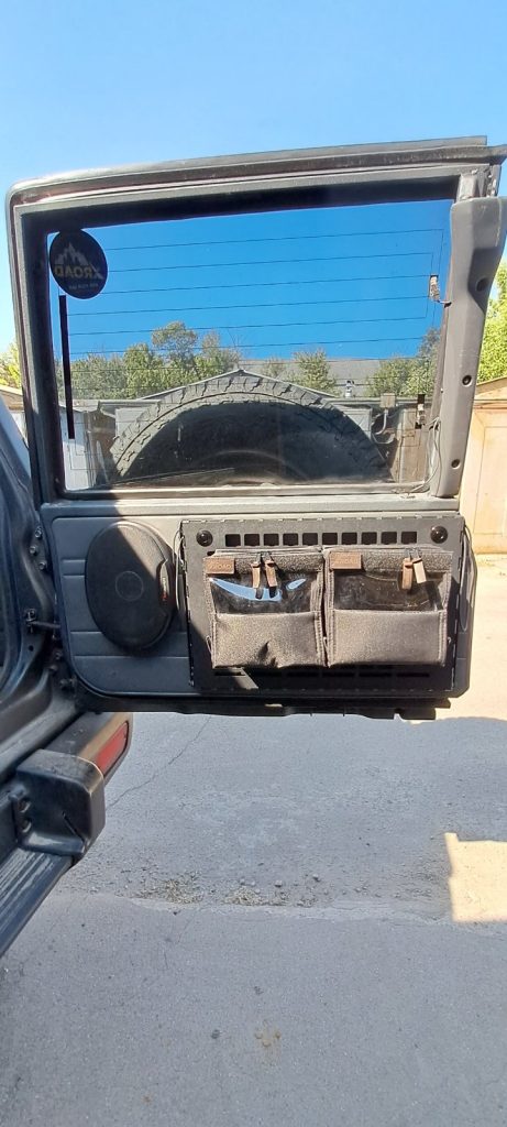 Відкидний стіл на двері багажника Nissan Patrol Y60