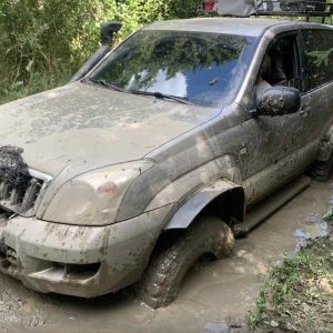 Відкидна рамка номерного знака для встановлення на клюз лебідки