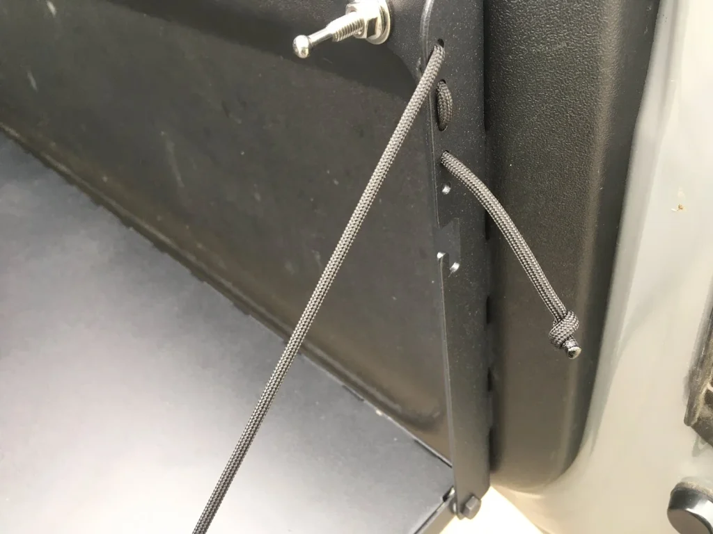 Відкидний стіл на двері багажника Suzuki Jimny (2018+)