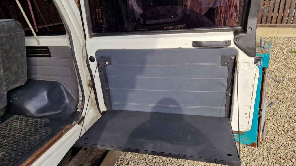 Відкидний експедиційний стіл на двері багажника Toyota Land Cruiser 70ї серії — складний стіл MOLLE для кемпінгу та off-road