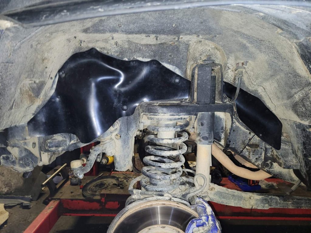 Комплект посиленого брудозахисту моторного відсіку з набором кліпс для Nissan Patrol Y61