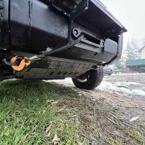 Відкидна рамка номерного знака для встановлення на клюз лебідки