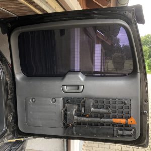 Відкидний стіл на двері багажника Nissan Patrol Y61