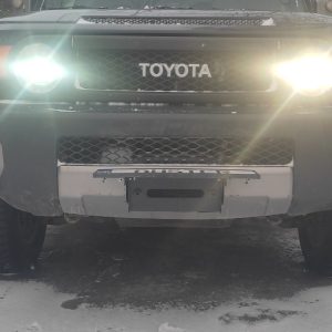 Відкидна рамка номерного знака для встановлення на клюз лебідки