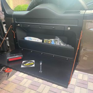Відкидний стіл на двері багажника Land Rover Defender L663