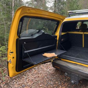 Відкидний експедиційний стіл на двері багажника Toyota FJ Cruiser — складний стіл MOLLE для кемпінгу та off-road