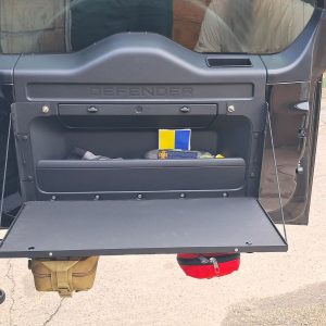Відкидний стіл на двері багажника Land Rover Defender L663