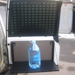 Відкидний експедиційний стіл на двері багажника Toyota Land Cruiser 70ї серії — складний стіл MOLLE для кемпінгу та off-road