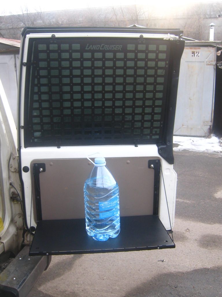 Відкидний експедиційний стіл на двері багажника Toyota Land Cruiser 70ї серії — складний стіл MOLLE для кемпінгу та off-road