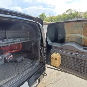 Відкидний стіл на двері багажника Land Rover Defender L663