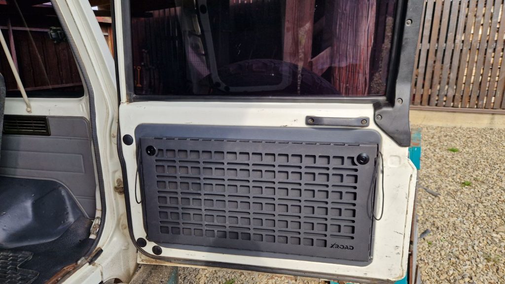 Відкидний експедиційний стіл на двері багажника Toyota Land Cruiser 70ї серії — складний стіл MOLLE для кемпінгу та off-road