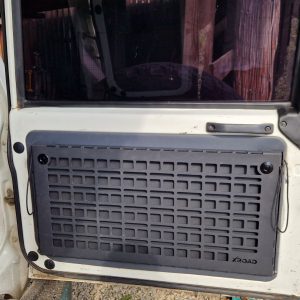 Відкидний експедиційний стіл на двері багажника Toyota Land Cruiser 70ї серії — складний стіл MOLLE для кемпінгу та off-road