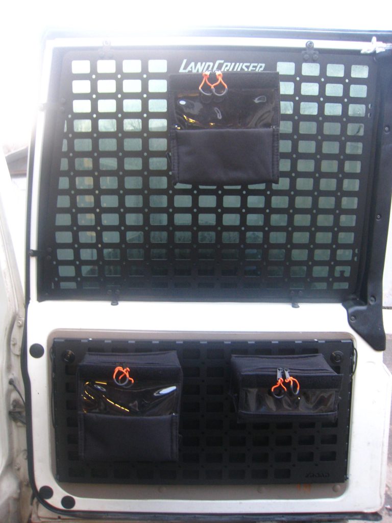 Відкидний експедиційний стіл на двері багажника Toyota Land Cruiser 70ї серії — складний стіл MOLLE для кемпінгу та off-road