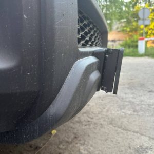 Відкидна рамка номерного знака для встановлення на клюз лебідки