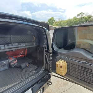 Відкидний стіл на двері багажника Land Rover Defender L663