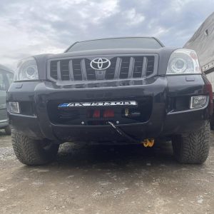 Відкидна рамка номерного знака для встановлення на клюз лебідки