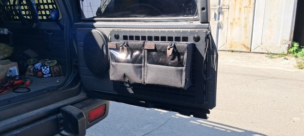 Відкидний стіл на двері багажника Nissan Patrol Y60