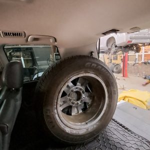 Кронштейн запасного колеса в багажник Lexus LX570