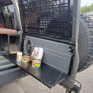 Відкидний стіл на двері багажника Nissan Patrol Y60