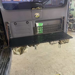 Відкидний стіл на двері багажника Toyota Land Cruiser Prado 90