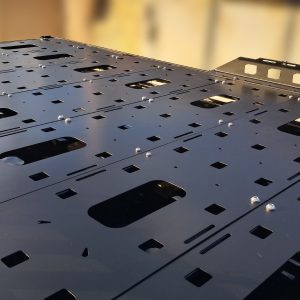 Модуль на поперечину для формування пласкої платформи до багажної системи на дах