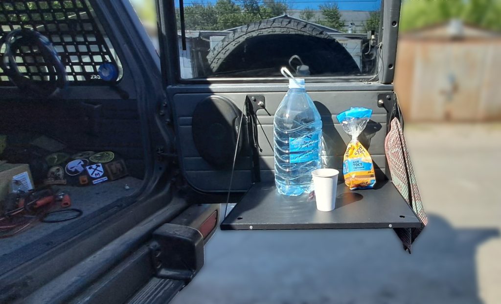 Відкидний стіл на двері багажника Nissan Patrol Y60