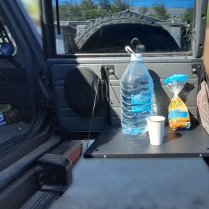 Відкидний стіл на двері багажника Nissan Patrol Y60