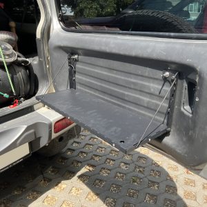 Відкидний експедиційний стіл на двері багажника Suzuki Jimny JB 23/33/43/53 (1998–2018)— складний стіл MOLLE для кемпінгу та off-road
