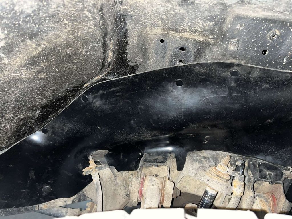 Комплект офроудних пильників моторного відсіку з набором кліпс для Nissan NP300/Navara (1997-2004)