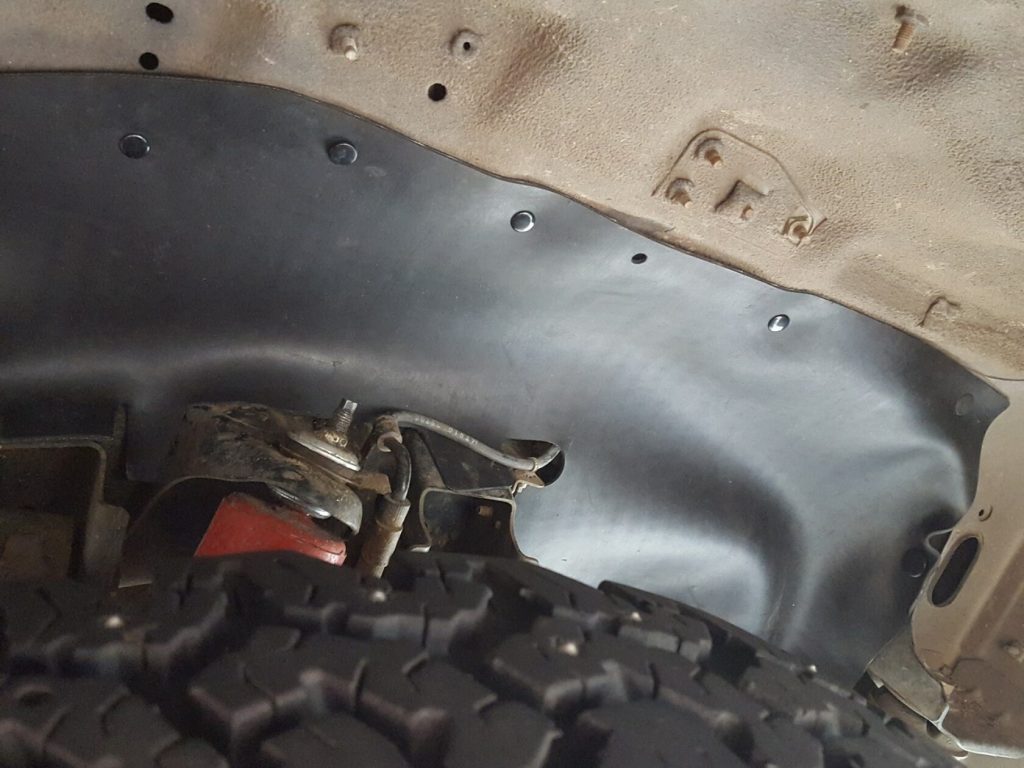 Комплект офроудних пильників моторного відсіку з набором кліпс для Nissan NP300/Navara (1997-2004)