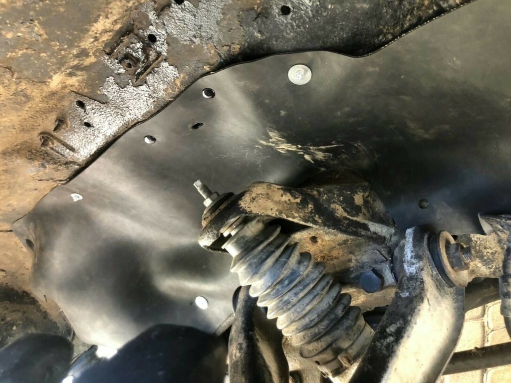 Комплект офроудних пильників моторного відсіку з набором кліпс для Nissan Terrano (1985-1995)