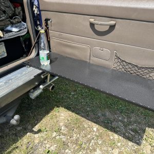 Відкидний стіл на двері багажника Toyota Land Cruiser Prado 90