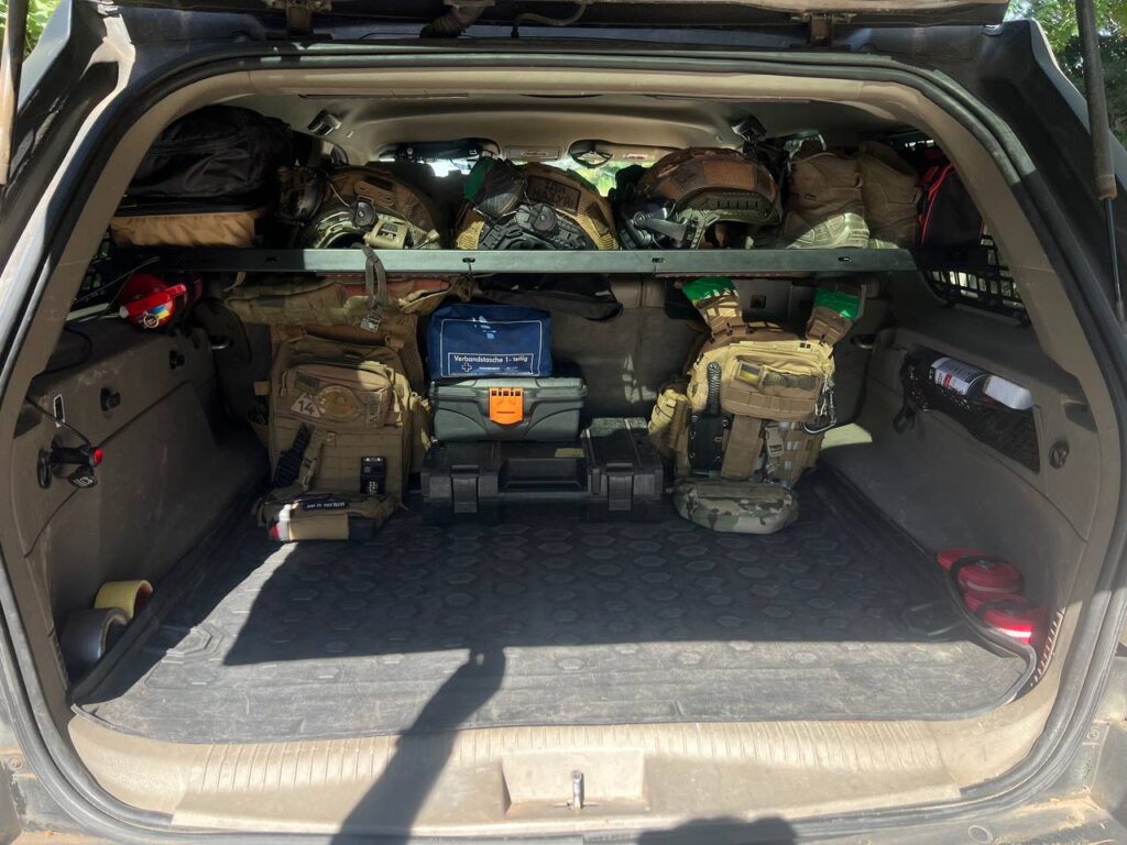 Полиця в багажник Jeep Grand Cherokee WK1