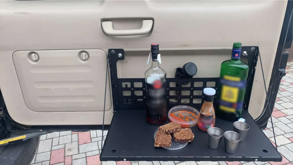 Відкидний експедиційний стіл на двері багажника Toyota Land Cruiser Prado 90 — складний стіл MOLLE для кемпінгу та off-road