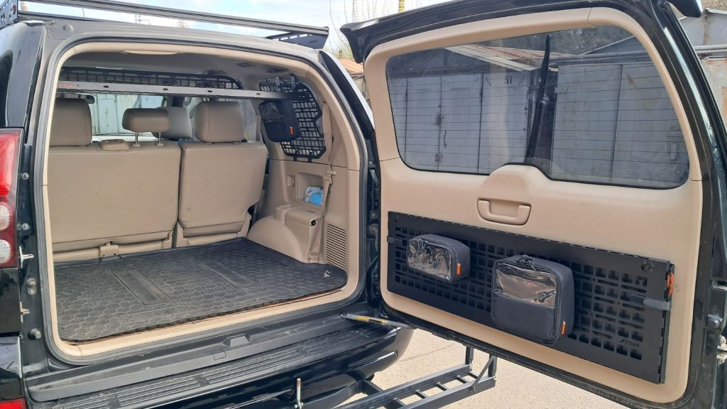 Відкидний стіл на двері багажника Prado 120 / Lexus GX470 — експедиційний складний MOLLE стіл