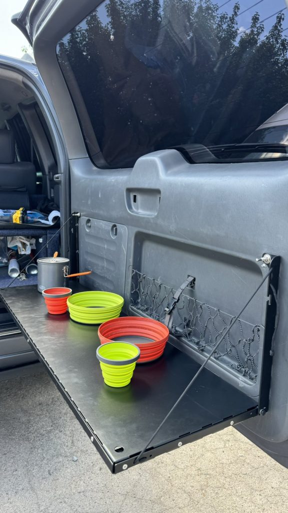 Відкидний стіл на двері багажника Prado 120 / Lexus GX470 — експедиційний складний MOLLE стіл