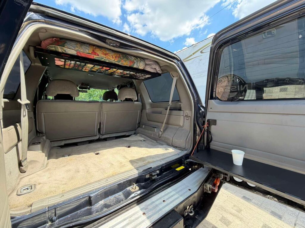 Відкидний експедиційний стіл на двері багажника Nissan Patrol Y61 — складний стіл MOLLE для кемпінгу та off-road