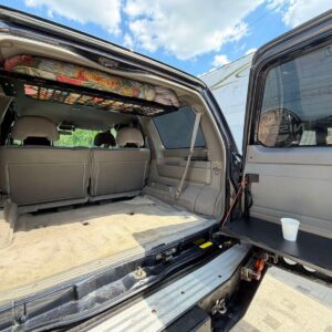 Відкидний експедиційний стіл на двері багажника Nissan Patrol Y61 — складний стіл MOLLE для кемпінгу та off-road