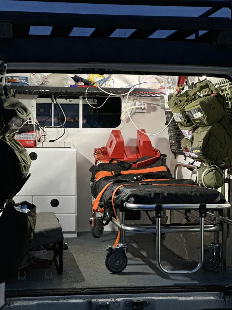 Вантажна полиця під стелю в багажник Toyota Land Cruiser 70й серії