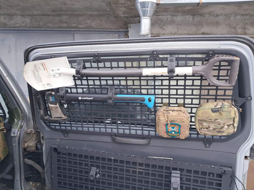 Панель Молле на вікно дверей багажника Mitsubishi Pajero Wagon 3