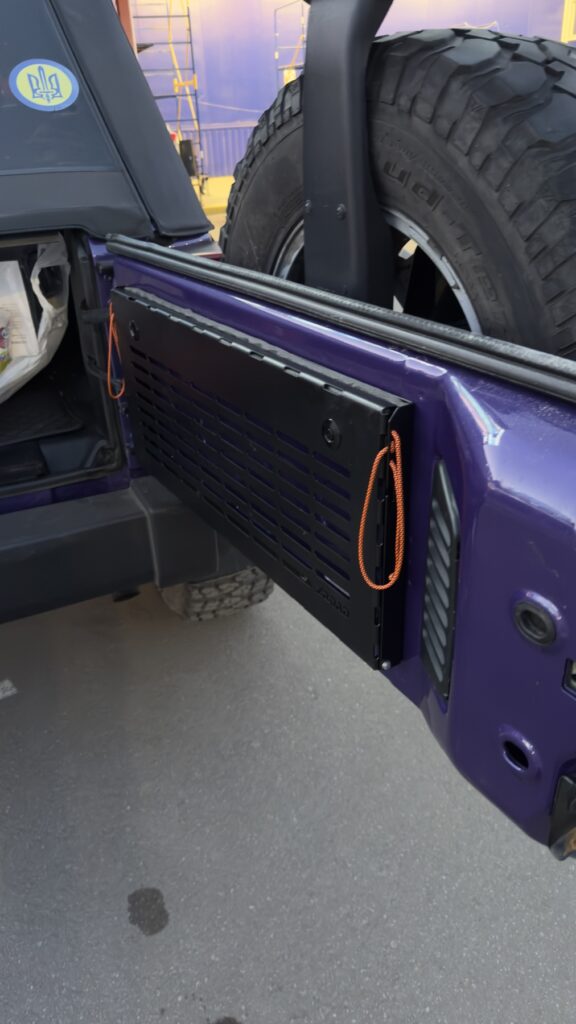 Відкидний стіл на двері багажника Jeep Wrangler — експедиційний складний стіл MOLLE