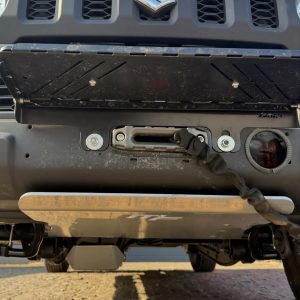 Відкидна рамка номерного знака для встановлення на клюз лебідки