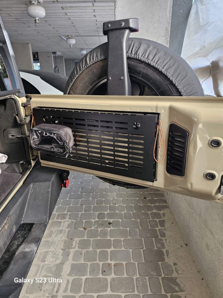 Відкидний стіл на двері багажника Jeep Wrangler — експедиційний складний стіл MOLLE