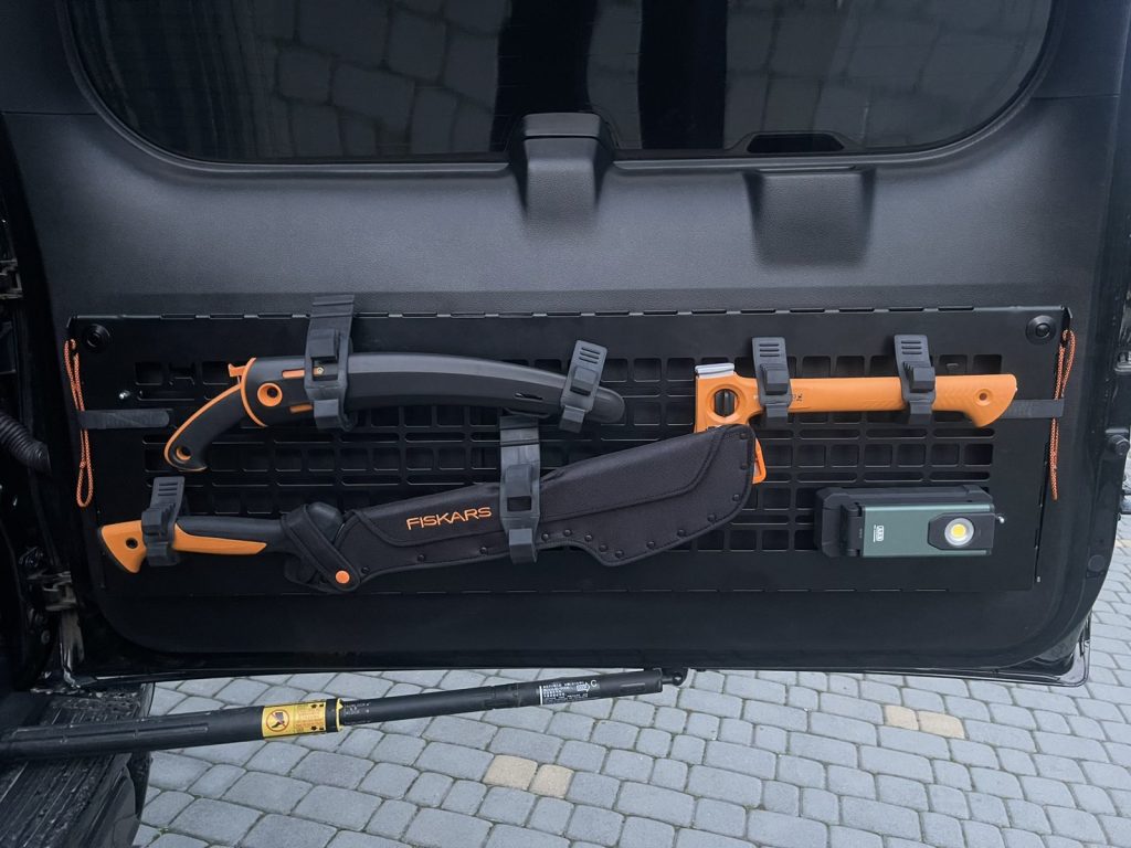 Відкидний експедиційний стіл на двері багажника Mitsubishi Pajero Wagon G3/G4 — складний стіл MOLLE для кемпінгу та off-road