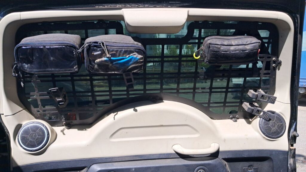 Панель Молле на вікно дверей багажника Mitsubishi Pajero Wagon 3