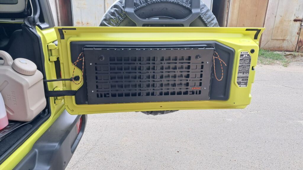 Відкидний стіл на двері багажника Jeep Wrangler — експедиційний складний стіл MOLLE