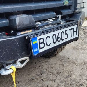 Відкидна рамка номерного знака для встановлення на клюз лебідки