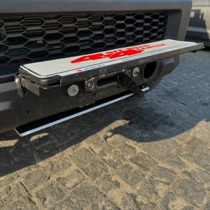 Відкидна рамка номерного знака для встановлення на клюз лебідки